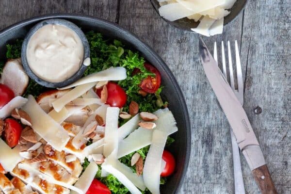 Kål cæsarsalat med grønkål og tomater