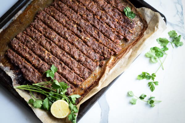 sheet pan kebabs, lækker kebab lavet i bradepande
