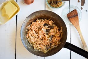 Karamelliserede løg, lækre bløde og søde løg med balsamico