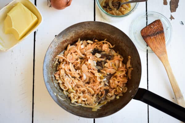 Karamelliserede løg, lækre bløde og søde løg med balsamico