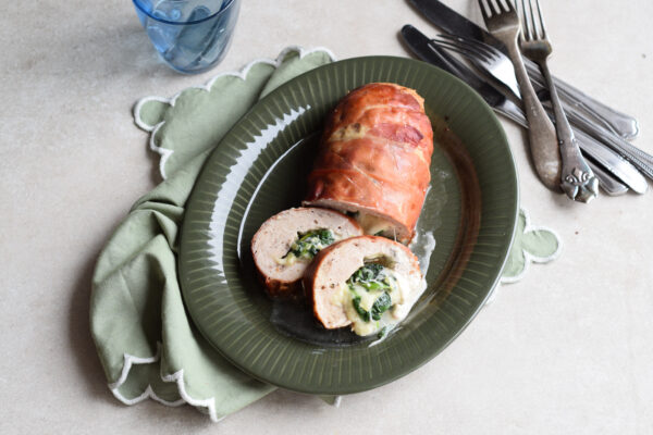 kyllingeroulade - kødrolle med kylling, porre, spinat og pikantost