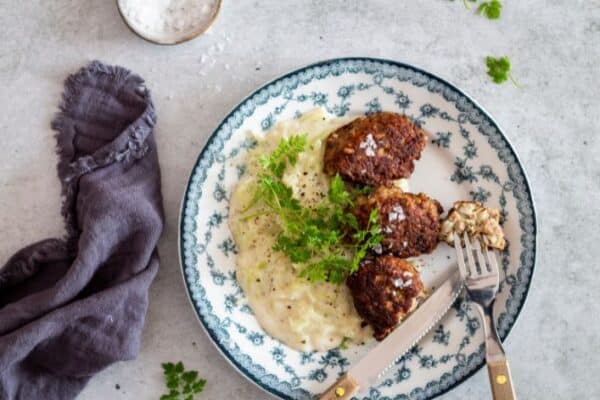 frikadeller med stuvet hvidkål