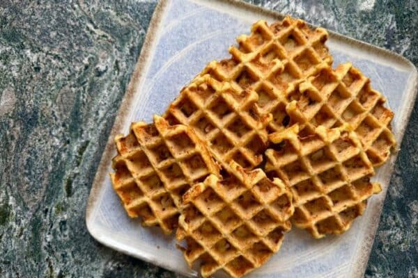 Kylling-kål-vafler - vafler lavet af kylling, kål, ost og æg