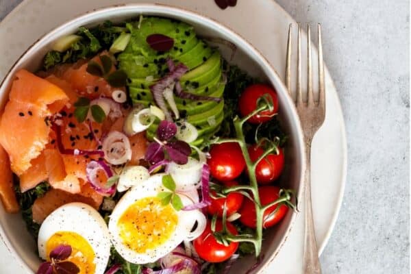 morgenmadsskål med laks og æg