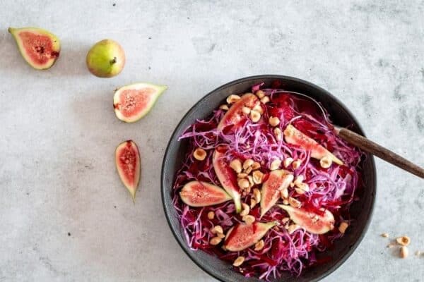 Rød salat med rødkål og friske figner