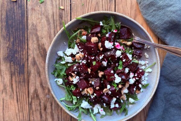 Bagte rødbeder med feta og ristede hasselnødder