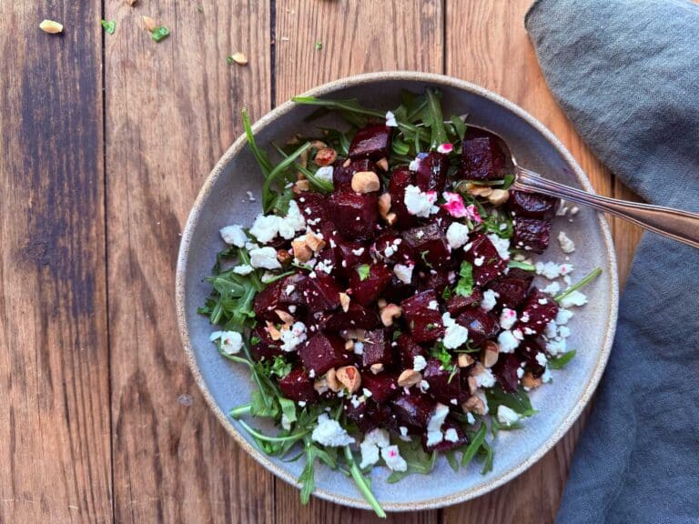 Bagte rødbeder med feta og ristede hasselnødder