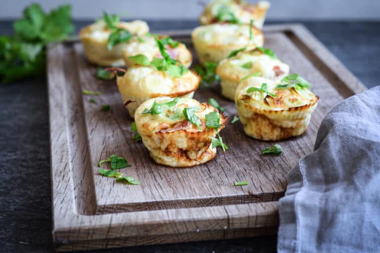 Æggemuffins med hytteost, bacon og porre