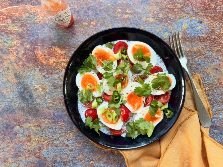 Blødkogte æg på chiayoghurt